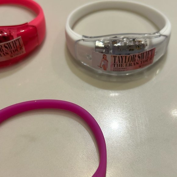 Taylor Swift Concert Film Light Up Wrist Band - Buy for your MOVIE Experience ! - Picture 5 of 13